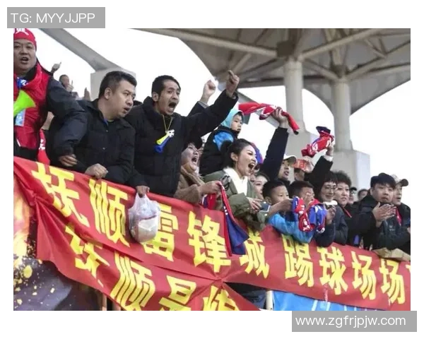 足球场球星感动瞬间安慰泪洒看台球迷深情互动温暖全场