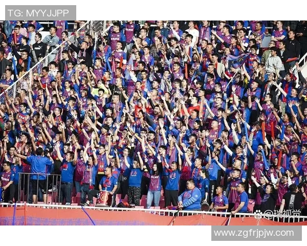 足球场上球迷为球星唱响的激情之歌与情感共鸣